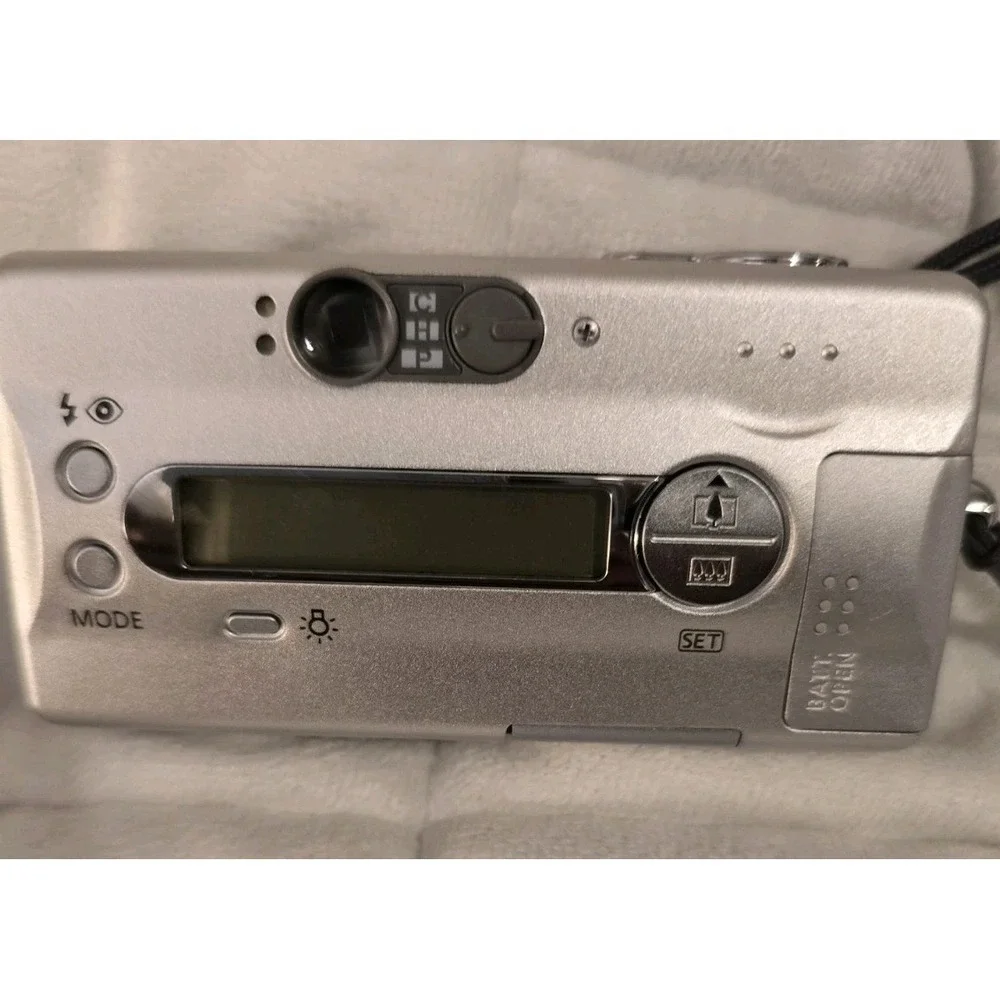 Canon ELPH Z3 Compact Digital‎ APS Point Shoot Camera Zoom W/ Case